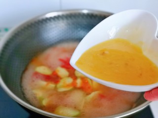 12、番茄炒丝瓜,淋上蛋液，打蛋花。