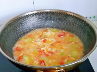 13、番茄炒丝瓜,再次烧开即可关火。