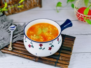 14、番茄炒丝瓜,盛出装入汤碗中，简单快手，夏天的最佳之选。