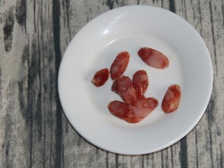 6、辣白菜鸡蛋腊肠炒饭,腊肠切片