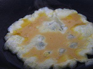 8、辣白菜鸡蛋腊肠炒饭,放鸡蛋炒