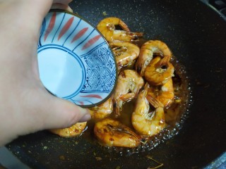 13、油焖大虾,加少许水