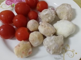 1、鱼丸豆腐汤,小番茄洗净，鱼丸室温解冻。