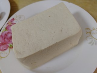 2、鱼丸豆腐汤,一块儿嫩豆腐。