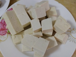3、鱼丸豆腐汤,切块儿。
