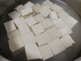 4、鱼丸豆腐汤,开水里泡几分钟，去豆腥味。