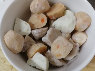5、鱼丸豆腐汤,鱼丸解冻后切块。