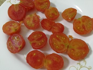 6、鱼丸豆腐汤,小番茄对切。