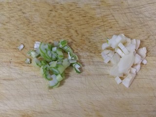 7、鱼丸豆腐汤,葱白和葱绿分开切碎。