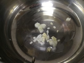 8、鱼丸豆腐汤,热锅倒入少量的油，放入葱白，小火炒香。