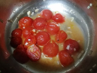 9、鱼丸豆腐汤,放入小番茄，文火翻炒，炒出番茄红汁和香味。