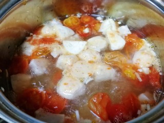 11、鱼丸豆腐汤,加适量开水，文火烧开，煮到鱼丸飘起。