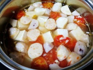 12、鱼丸豆腐汤,放入豆腐块，文火煮5-6分钟。