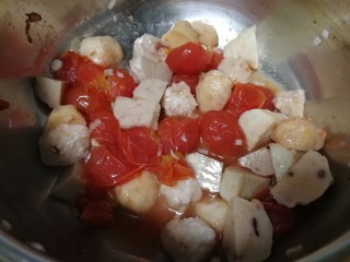 10、鱼丸豆腐汤,放入鱼丸，文火翻炒均匀。