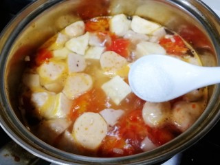13、鱼丸豆腐汤,加半小勺盐入味，文火煮5分钟，淋上适量水淀粉，再次煮开。