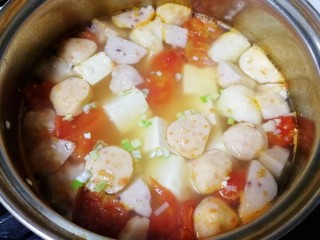 14、鱼丸豆腐汤,撒上适量葱花即可。