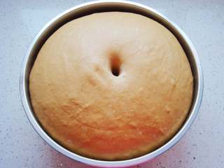 8、葡萄干红糖欧包,手指沾上干面粉在面团中间扎孔，不回缩不塌陷就发酵好了。