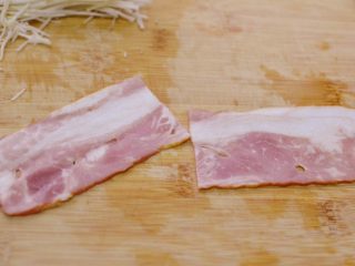 3、金针菇培根卷,培根切成两半。