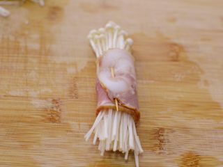 5、金针菇培根卷,卷好，用牙签固定。