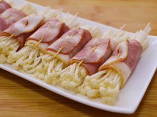 6、金针菇培根卷,全部卷好，卷紧一些，不然下锅容易散。