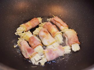 11、金针菇培根卷,中间注意翻面，煎到培根焦黄，金针菇出水。
