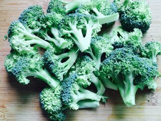 2、蒜蓉蚝油西兰花,西兰花切小朵