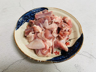 1、胡萝卜炖羊肉,绵羊肉洗净斩块