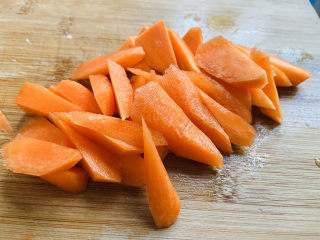 4、胡萝卜炖羊肉,滚刀切