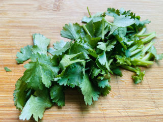 5、胡萝卜炖羊肉,香菜洗净切小段