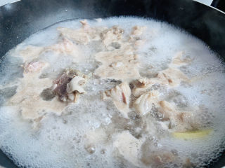 9、胡萝卜炖羊肉,大火烧开焯烫两三分钟