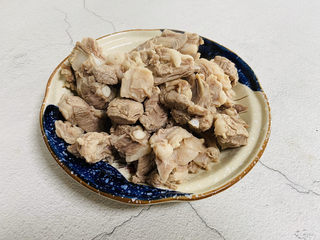 10、胡萝卜炖羊肉,洗净沥干水分备用