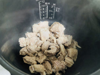 11、胡萝卜炖羊肉,焯烫后的绵羊肉倒入电压力锅内胆