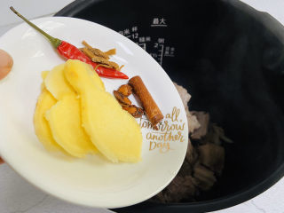 12、胡萝卜炖羊肉,放入大料