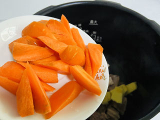 13、胡萝卜炖羊肉,倒入胡萝卜