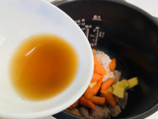 14、胡萝卜炖羊肉,加入料酒