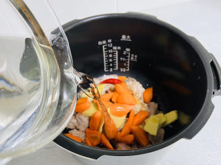 16、胡萝卜炖羊肉,加入热水