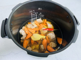 17、胡萝卜炖羊肉,水量莫过食材即可