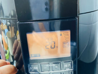 18、胡萝卜炖羊肉,选炖肉功能键开启工作模式