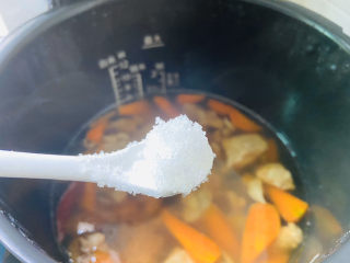 19、胡萝卜炖羊肉,待时间到后加入盐