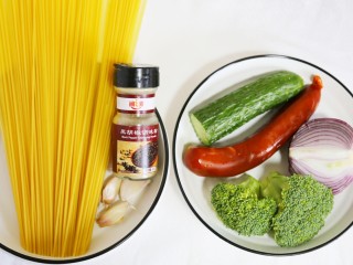 1、好吃到爆的火腿意面,准备好所有食材。清洗干净备用。