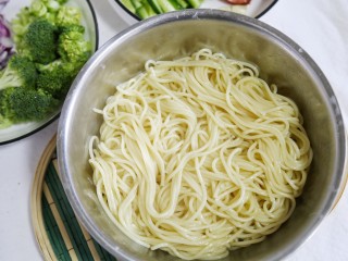 5、好吃到爆的火腿意面,加一勺油拌匀。