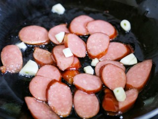 6、好吃到爆的火腿意面,热锅热油，加入火腿，加入大蒜爆香。