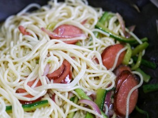 11、好吃到爆的火腿意面,加入意面