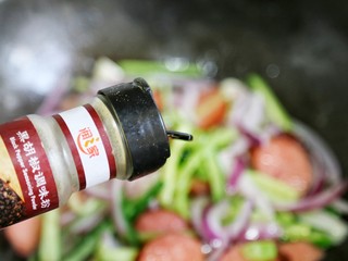 9、好吃到爆的火腿意面,黑胡椒粉