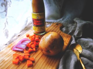 1、减肥福利 无油快手 素咖喱饭,准备材料