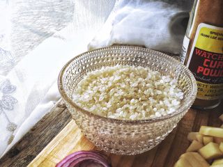 2、减肥福利 无油快手 素咖喱饭,米洗净
