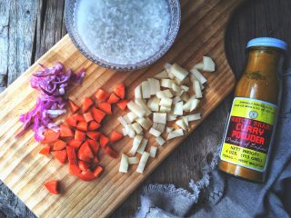 4、减肥福利 无油快手 素咖喱饭,将胡萝卜 土豆切丁 洋葱随意切碎