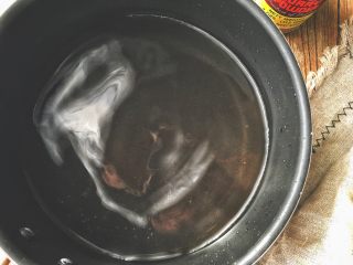 5、减肥福利 无油快手 素咖喱饭,锅内倒入一锅底水