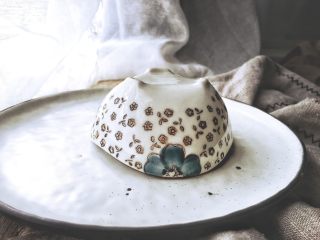 13、减肥福利 无油快手 素咖喱饭,米饭蒸好放入碗中，倒扣在盘子上