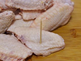 2、可乐鸡翅,用牙签扎一些小孔，方便入味。